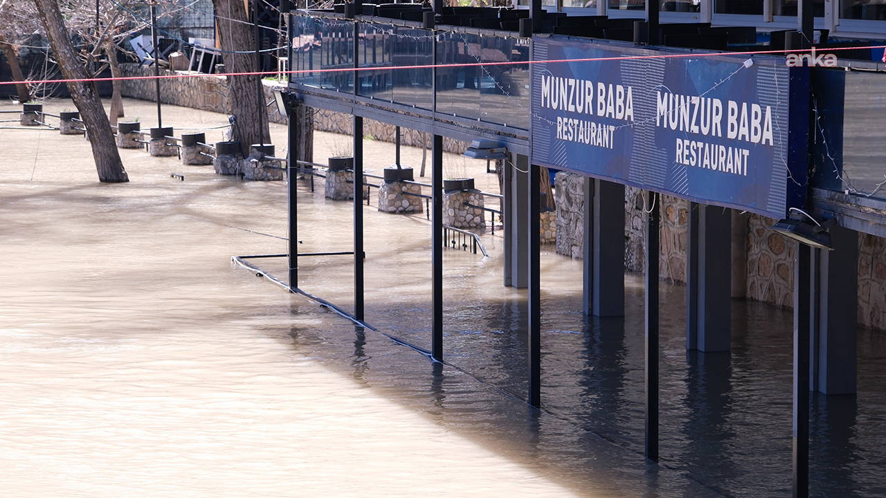 Munzur Nehri'nin debisi yükseldi: Restoranların bahçe kısmı su altında kaldı