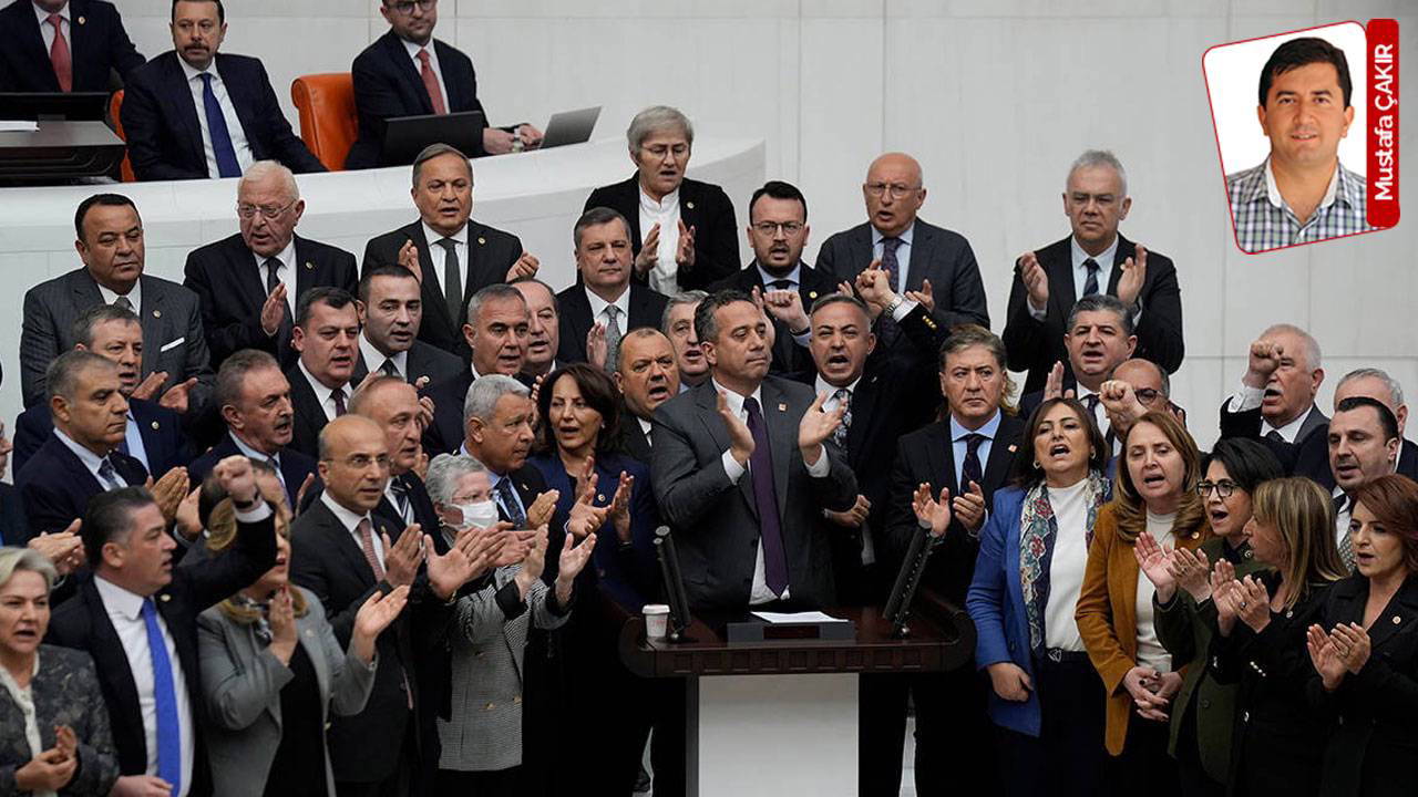 CHP'den Meclis'te sert tepki: Kürsüde ‘işgalli’ protesto