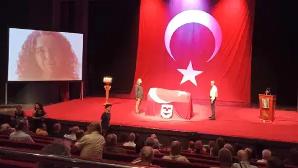 Usta sanatçı için Harbiye Muhsin Ertuğrul Sahnesi’nde tören düzenlendi: Yazar, yoldaş Bilgesu Erenus