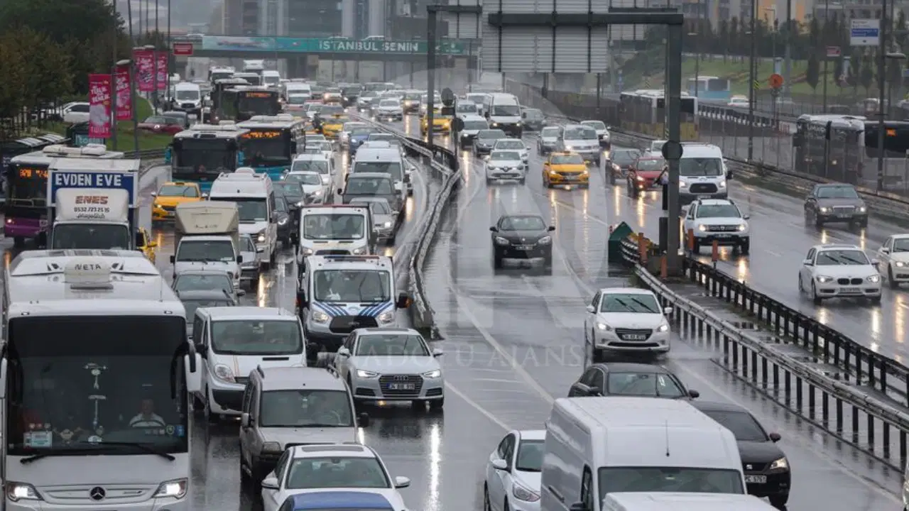 İstanbul'da akşam saatlerinde trafik yoğunluğu yüzde 80'e çıktı