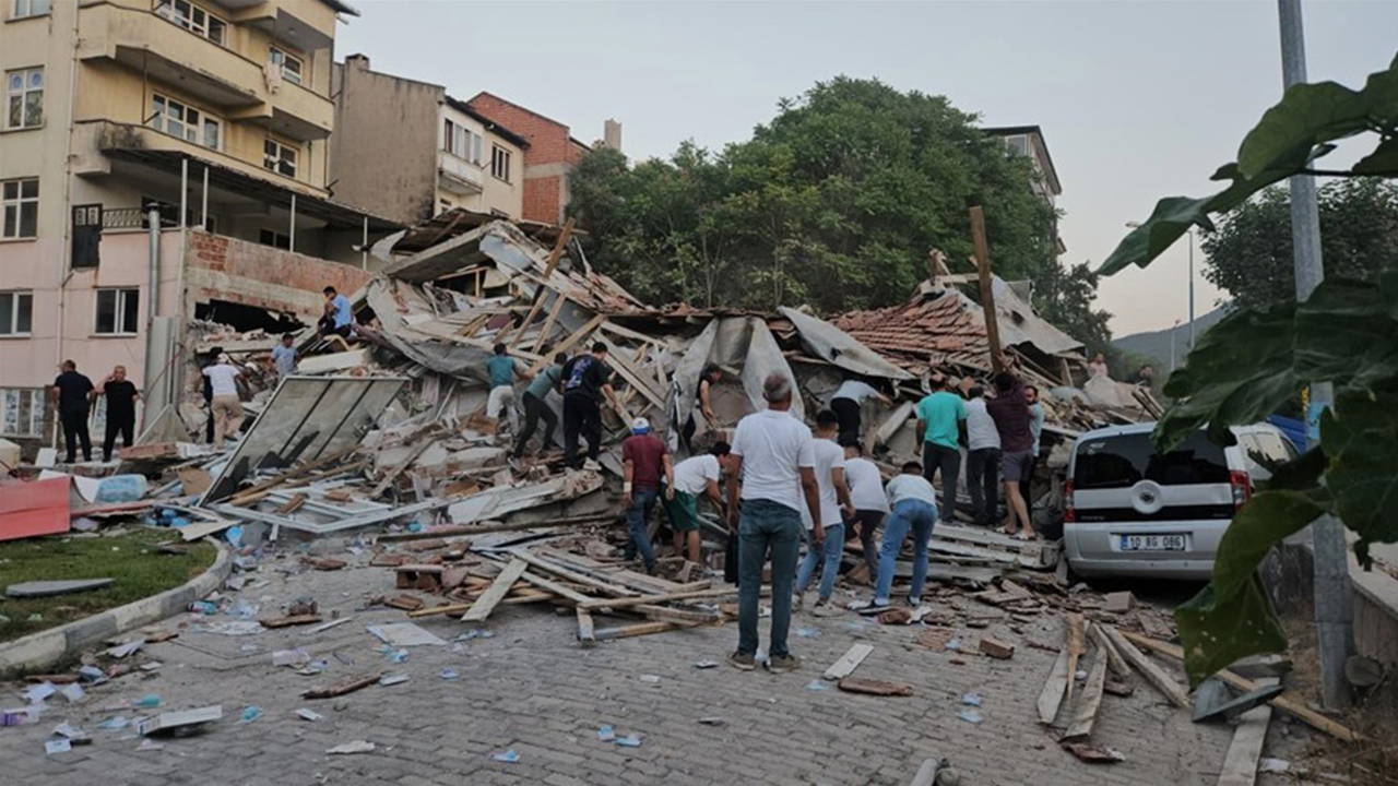 AFAD 'Sındırgı' raporunu açıkladı: Merkezdeki şiddeti 8, zeminde 17 cm'lik kayma tespit edildi!