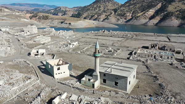 Görüntüler Kars'tan: Baraj sularının çekilmesiyle köy gün yüzüne çıktı