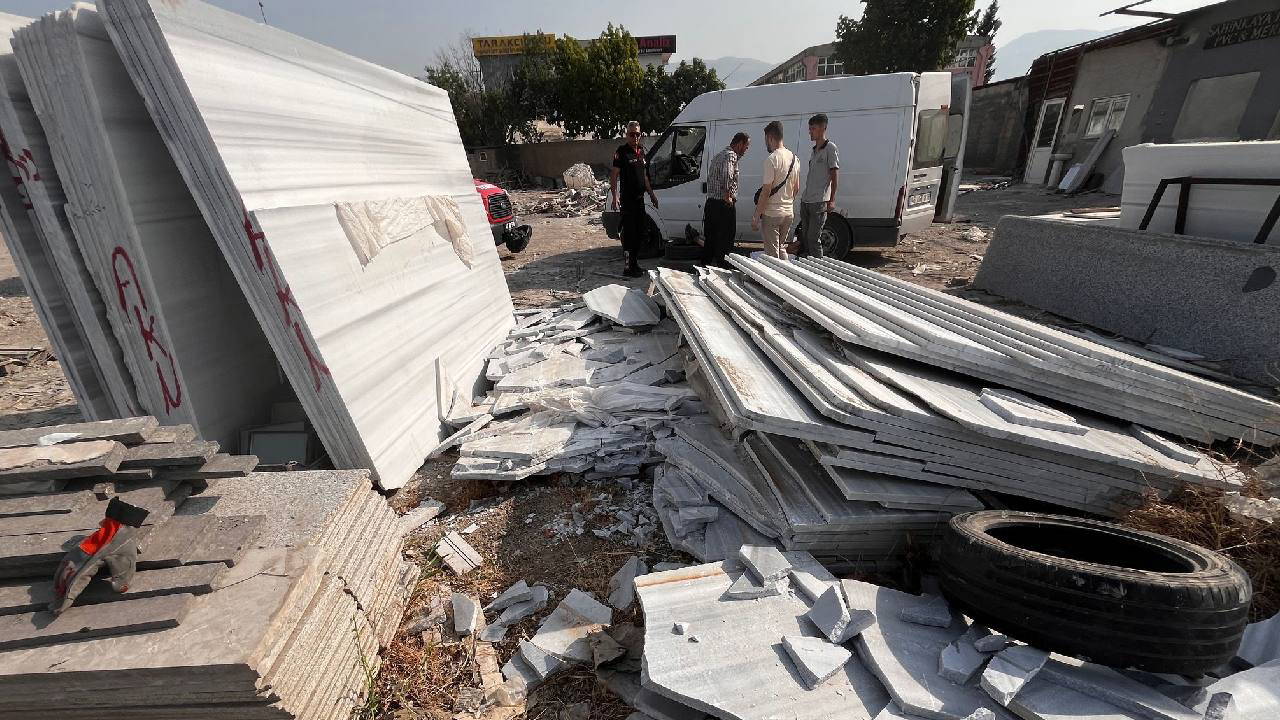 İş yerinde mermer bloklar devrildi: Yaralılar var!