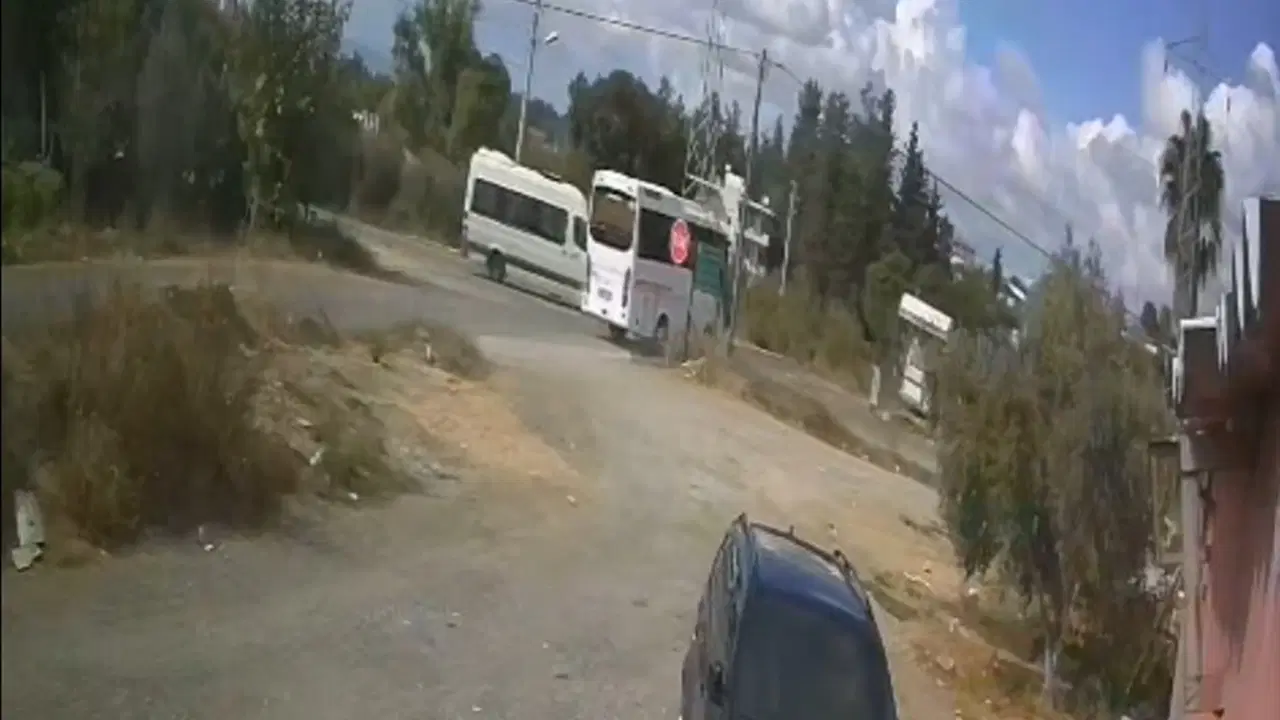 Okul servisiyle midibüs çarpıştı: Çok sayıda öğrenci yaralandı!