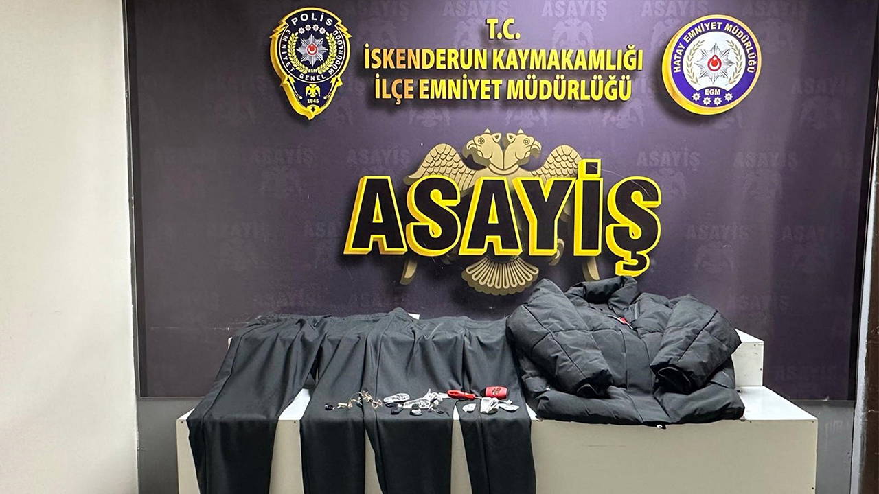 Mağazada ürünlerin alarmlarını tornavida ile sökerken yakalandı