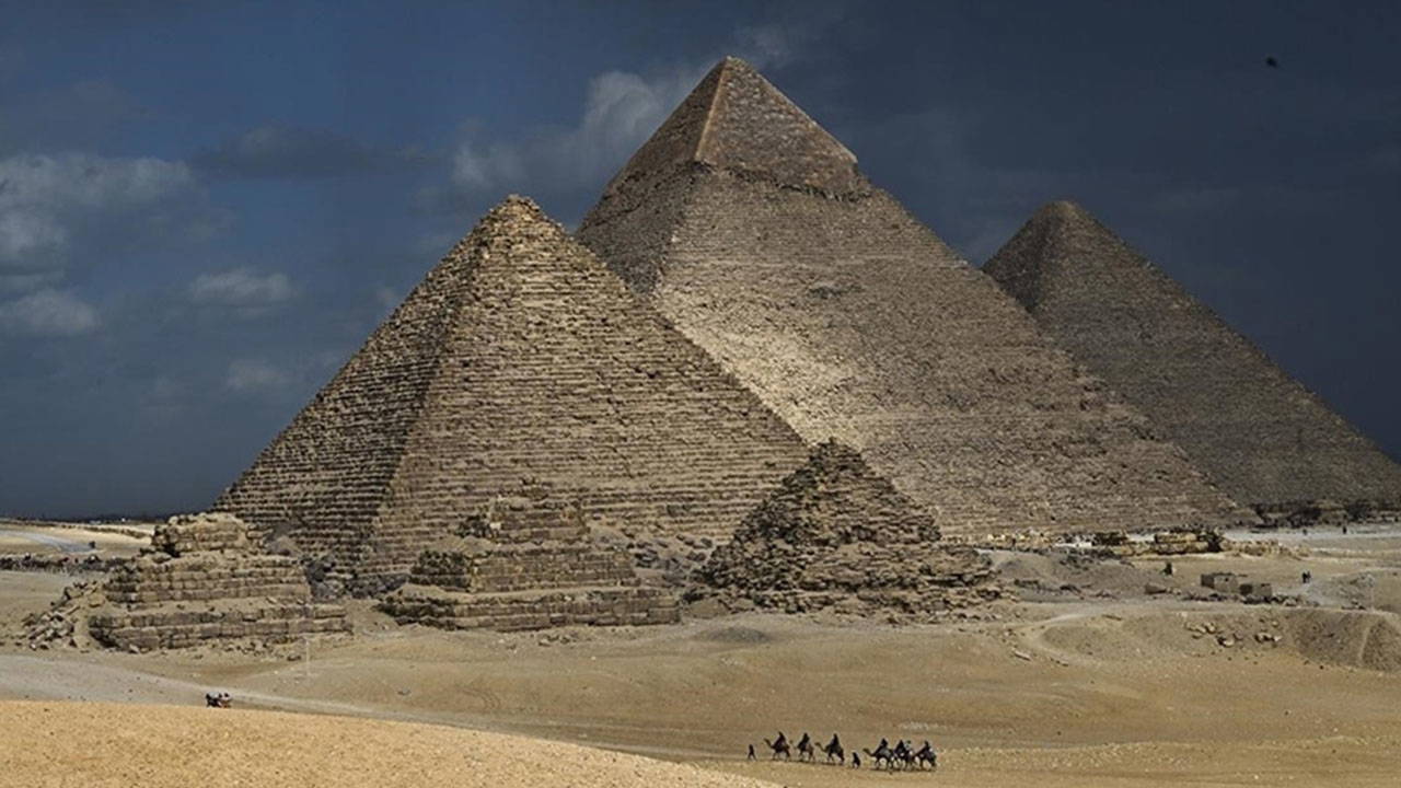 Giza piramitlerinde yeni keşif: Gizli geçit olabilir!