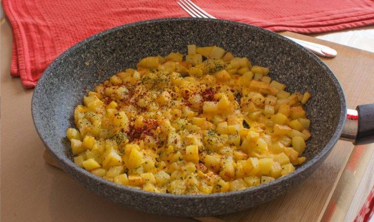 Kahvaltıya pratik ve doyurucu bir lezzet: Patatesli yumurta tarifi