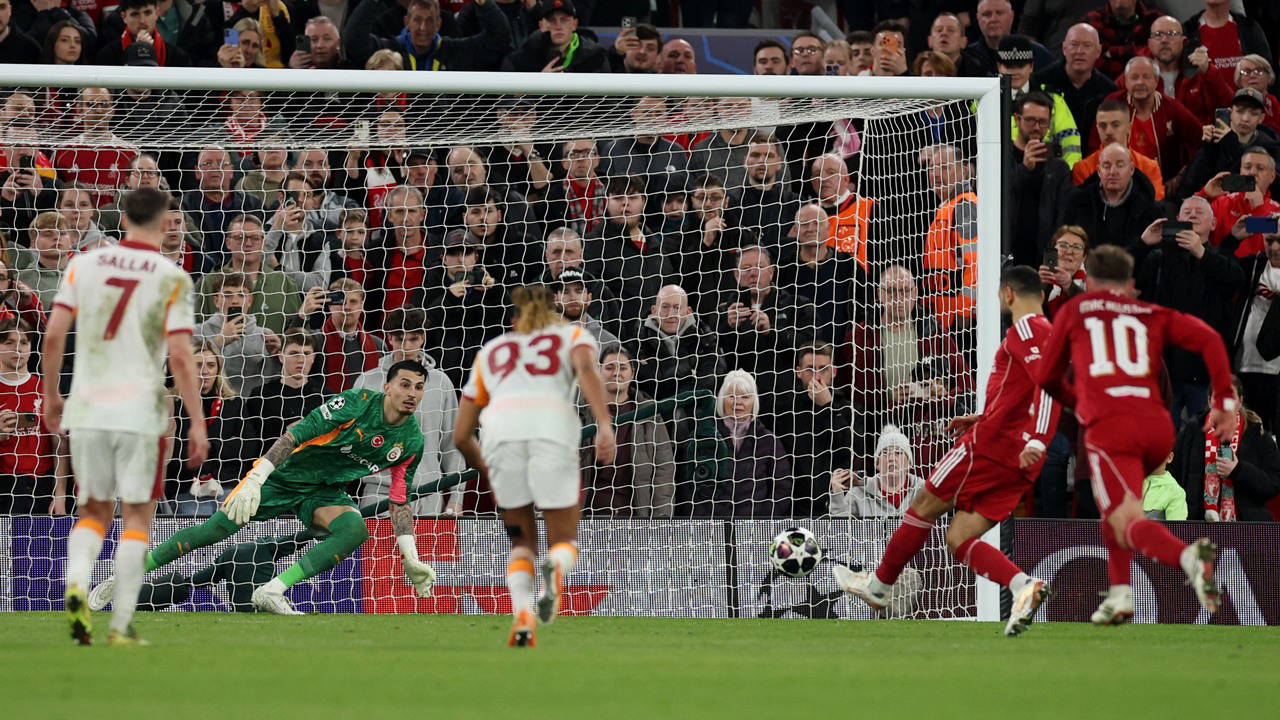 Uğurcan Çakır, Şampiyonlar Ligi'nde yine penaltı çıkardı!