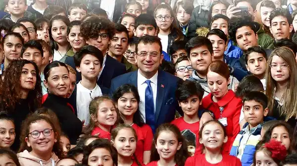 İmamoğlu'ndan karne mesajı: Diplomanızın haksız yere iptal edilmediği bir gelecek vaadediyorum