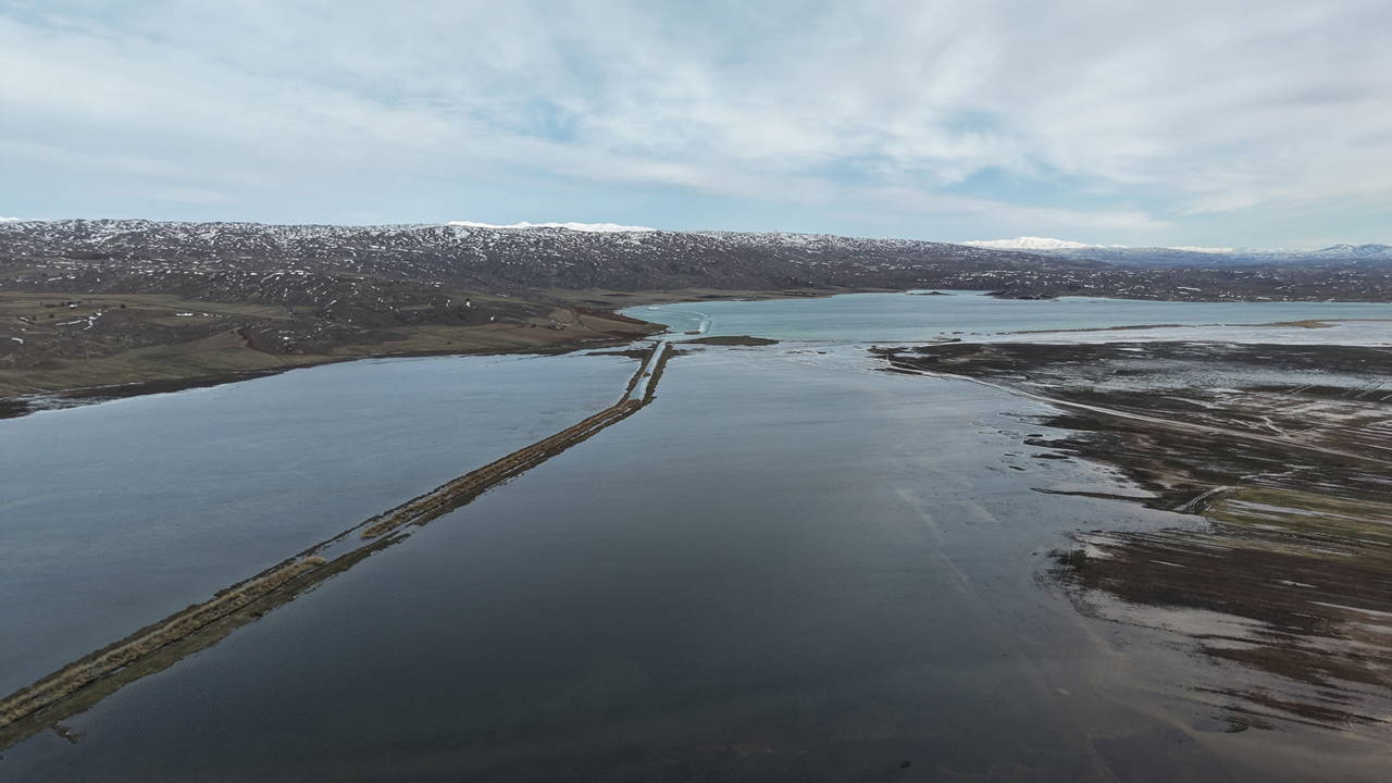 Eriyen kar suları nedeniyle Tödürge Gölü taştı