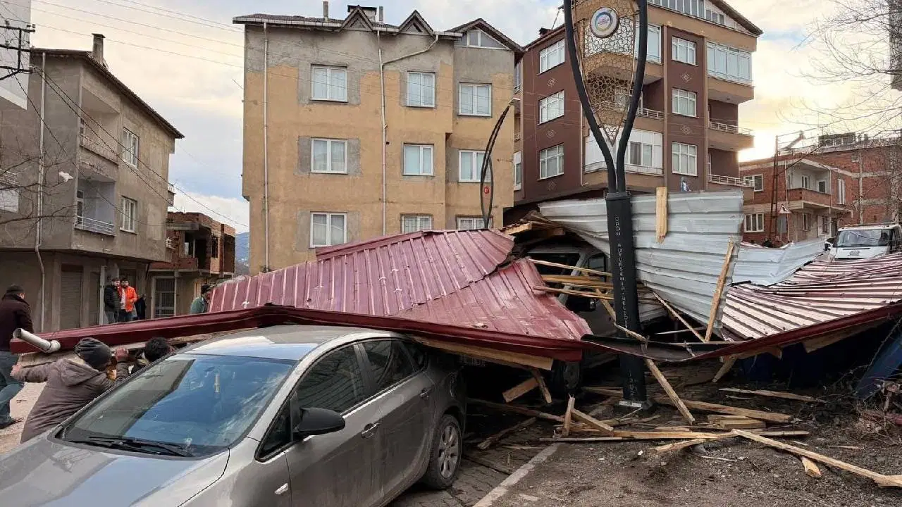 Ordu'da fırtına çıktı: Çatılar uçtu, ağaçlar devrildi