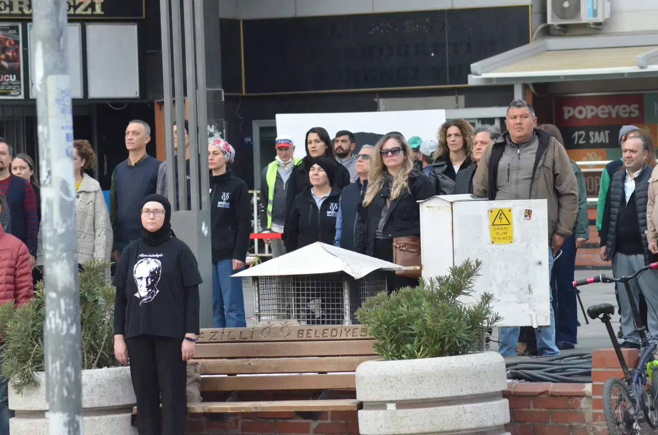 81 ilde saat 9'u 5 geçe hayat durdu... Sonsuz minnet, sonsuz sevgi: Türkiye Ata'sını özlemle andı