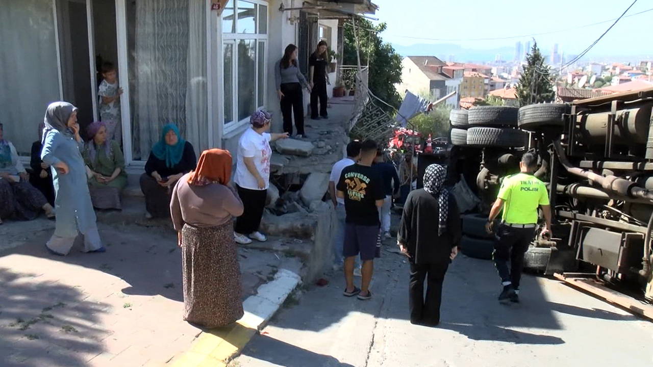 Pendik'te traktör yüklü kamyon, gecekondu ve iki otomobile çarparak devrildi