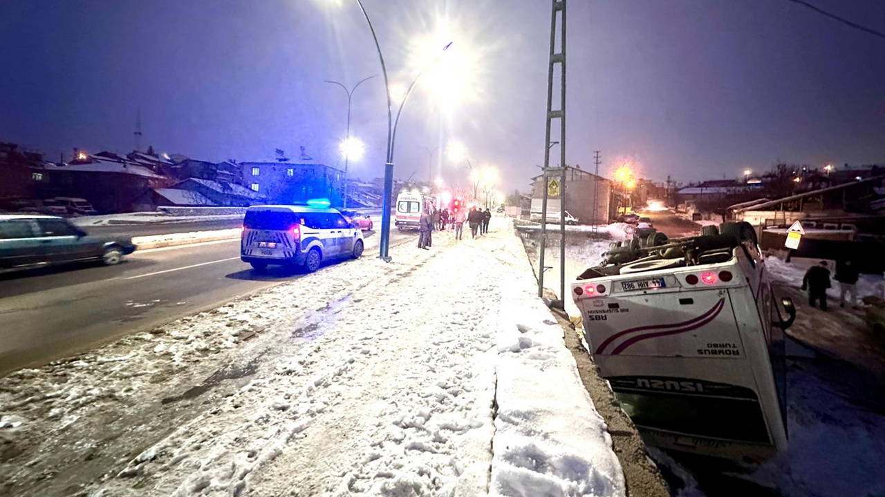 Malatya'da işçi servis midibüsü devrildi: Yaralılar var!