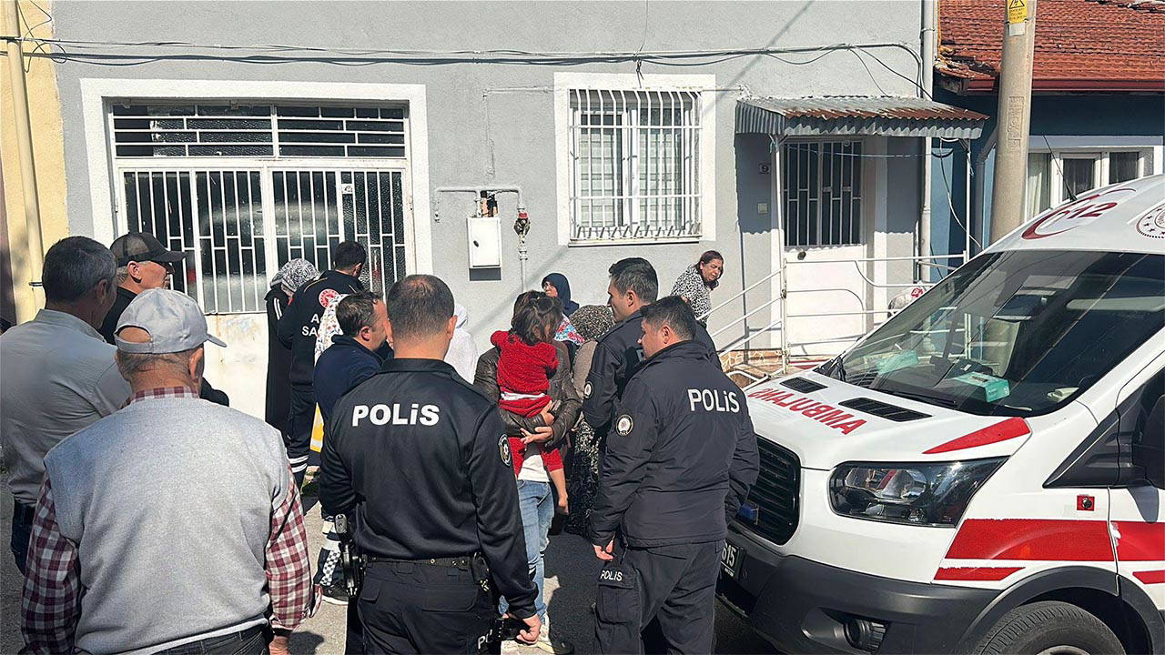 Yangında mahsur kalan anne ve 3 çocuğu kurtarıldı