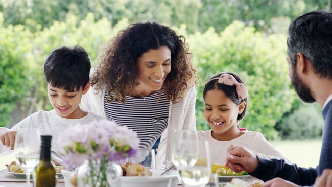 Ailece yenen yemekler özgüveni ve ders başarısını artırıyor!