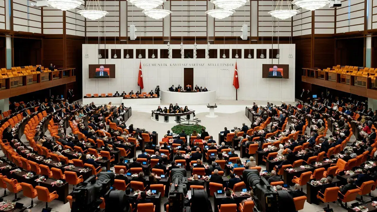 Çerçeve yasa Meclis'te imzaya açıldı