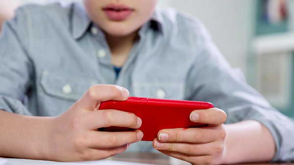 Fransız Senatosu tasarıyı kabul etti: 15 yaş altına kısmi sosyal medya yasağı!