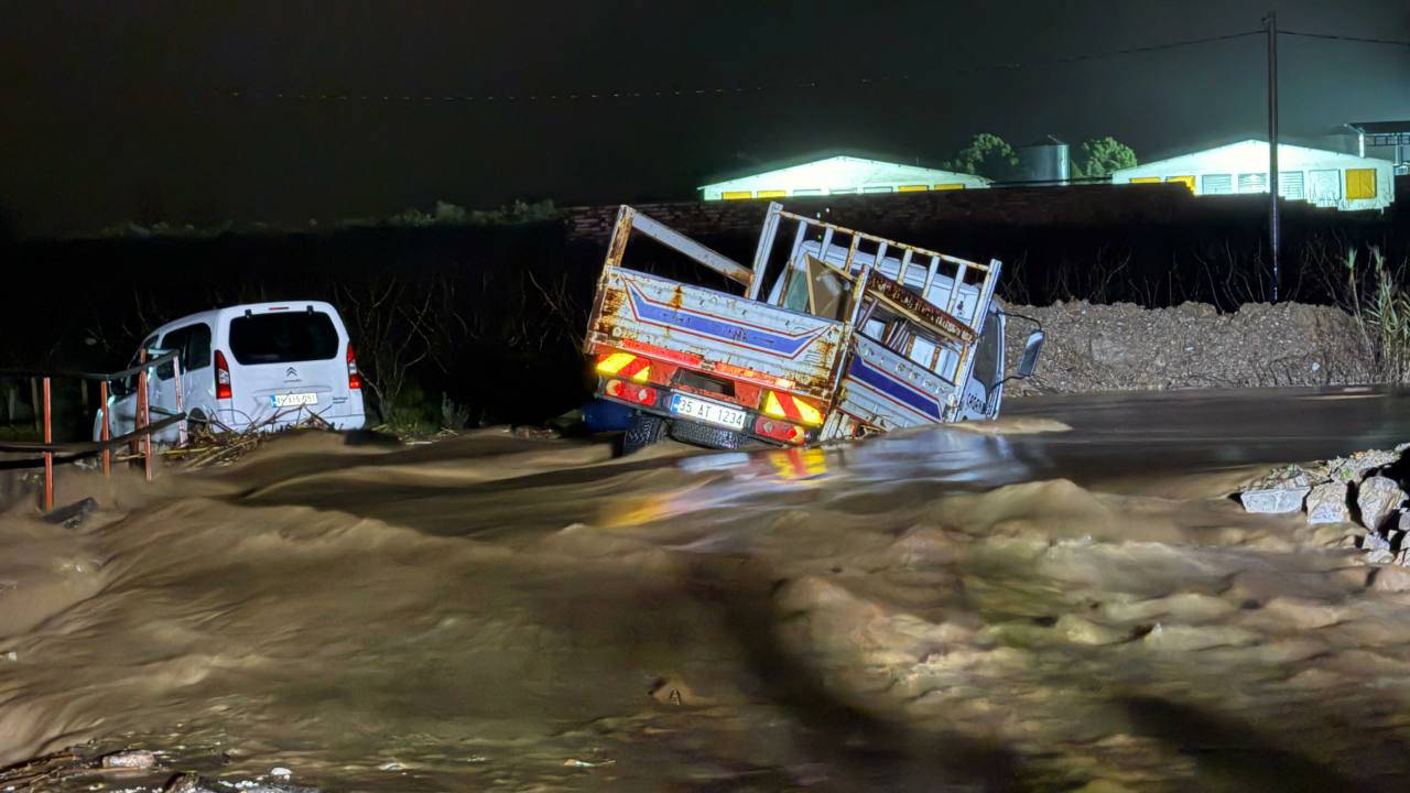 Manisa’da sağanak esareti... İki araç derede mahsur kaldı!