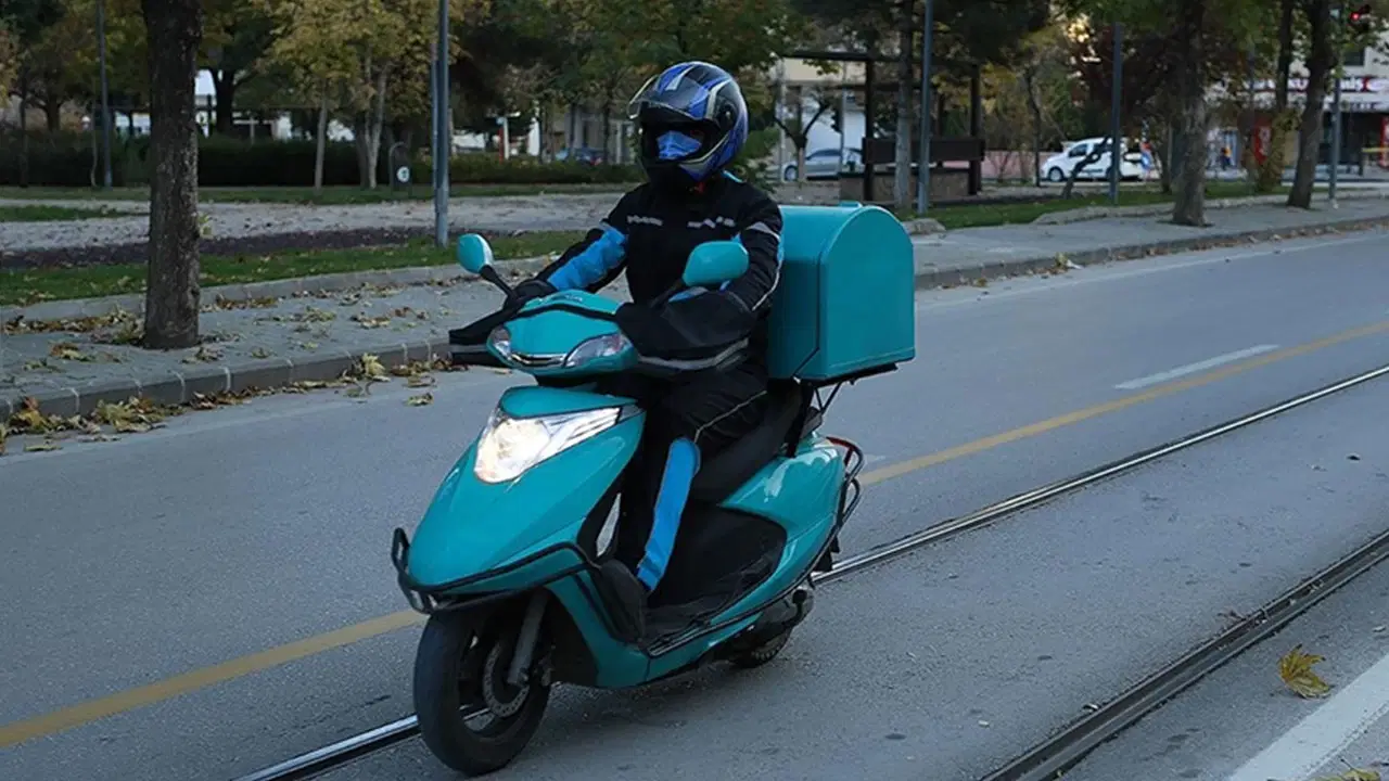 Kuryelerin sürücü belgesinde değişiklik: Yaş sınırı yükseltildi