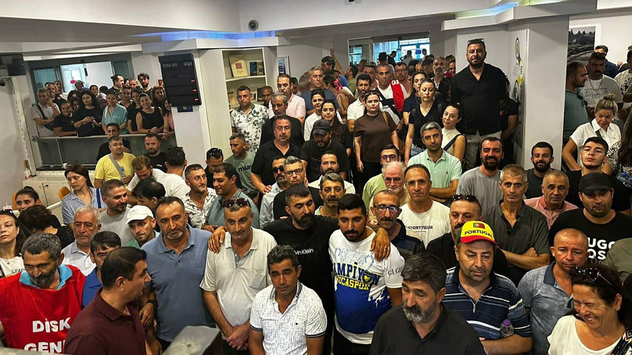 Maaşları ödenmeyen işçiler belediyeyi 'işgal' etti