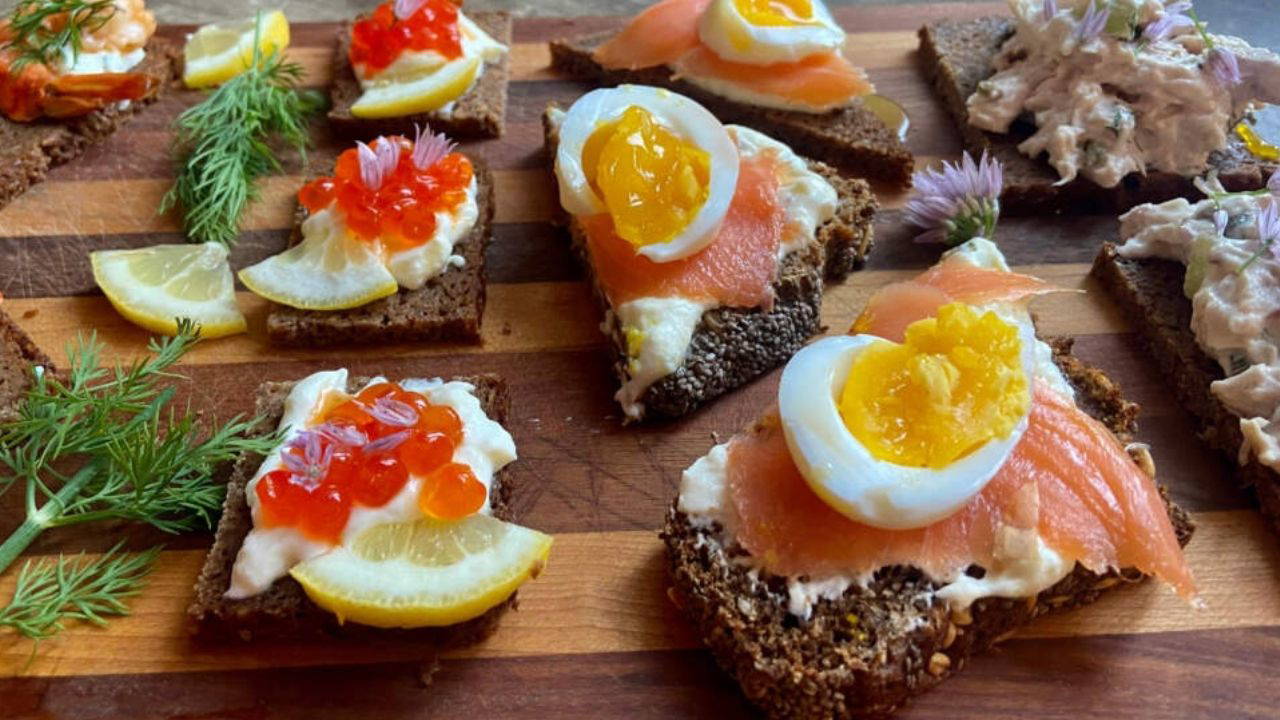 Danimarka kahvaltılarının açık lezzeti: Smorrebrod