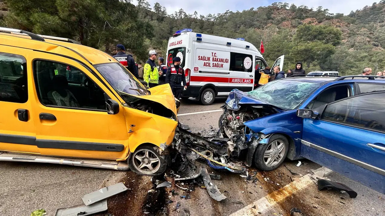 Muğla'da feci kaza... İki araç kafa kafaya çarpıştı: 1 çocuk öldü, 6 yaralı!