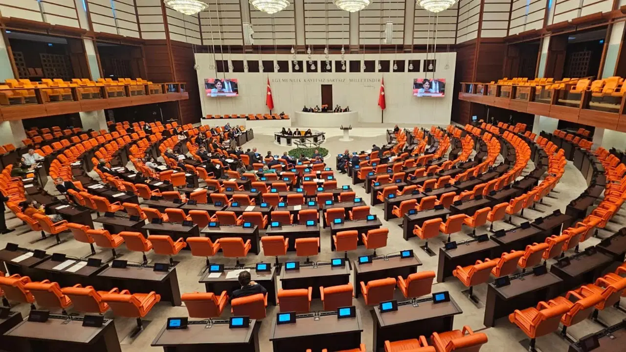 TBMM'de tartışma: AKP'nin çalışma takvimini uzatmaya yönelik grup önerisi kabul edildi