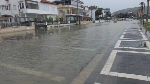 Balıkesir'de lodos: Deniz taştı, yollar göle döndü!