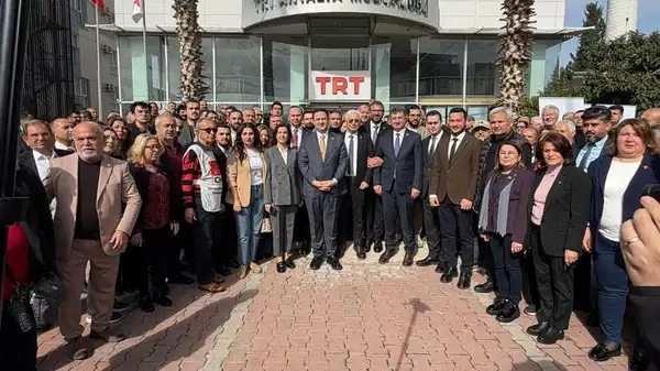 CHP'li Akdoğan TRT stüdyoları önünden seslendi