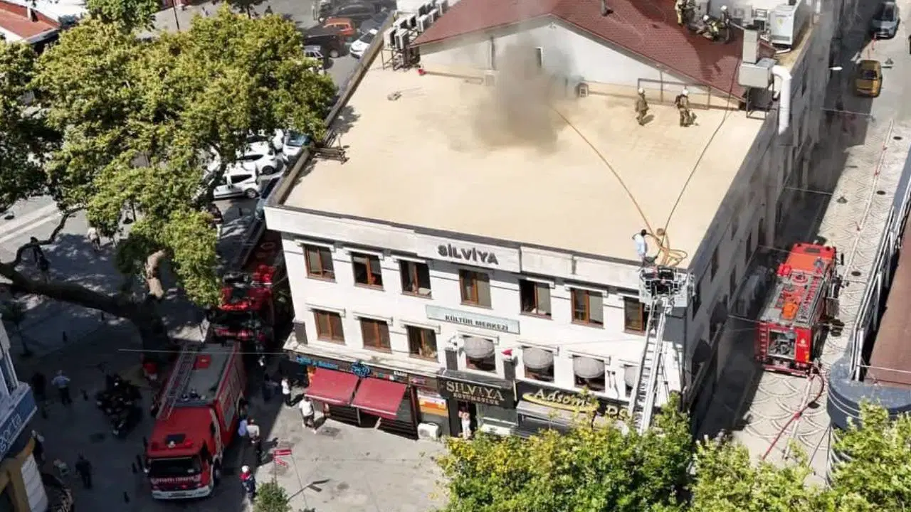 İstanbul'da restoranda yangın: Aralarında çocukların da olduğu 6 kişi mahsur kaldı