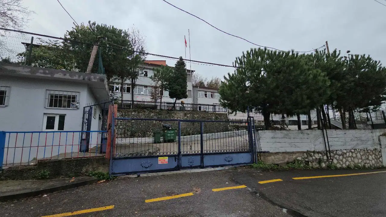 İlkokulda 'veli' dehşeti: Öğretmeni yüzünden yaraladı!