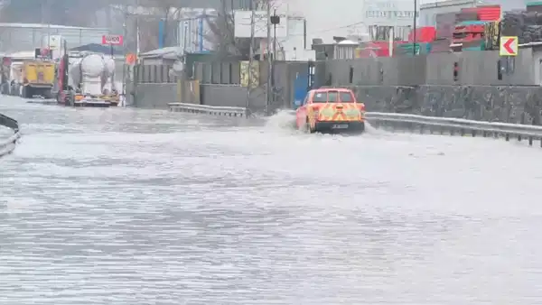 Sarıyer'de 'sağanak' etkisi: Sürücüler ilerlemekte güçlük çekti
