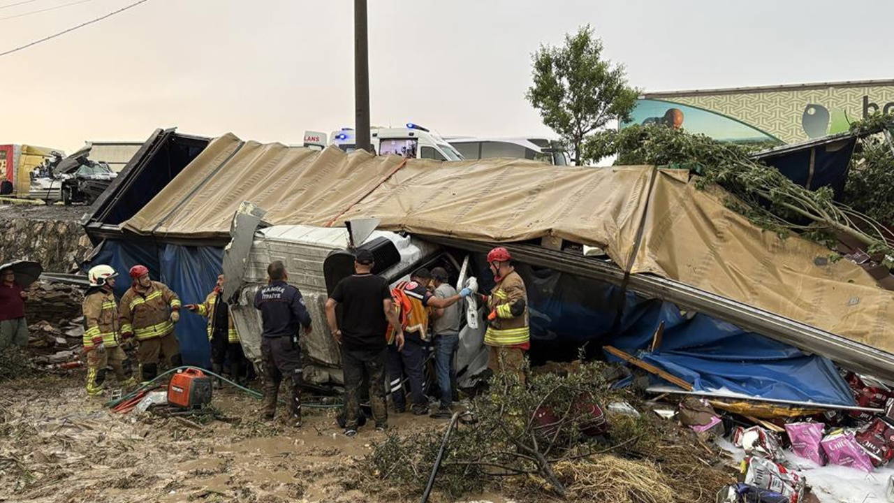 Kula’da zincirleme kaza: 2 kişi öldü, 4 yaralı var
