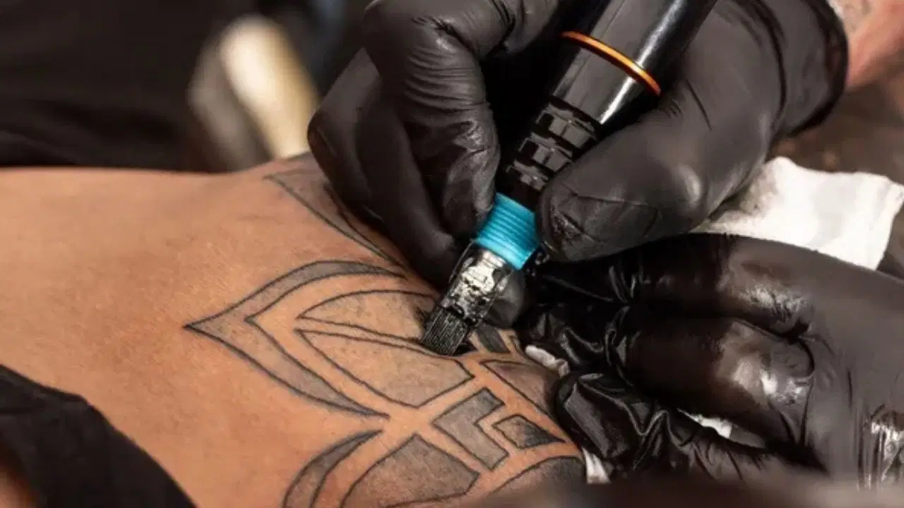 Kırmızı ve siyah dövmelerde büyük risk!