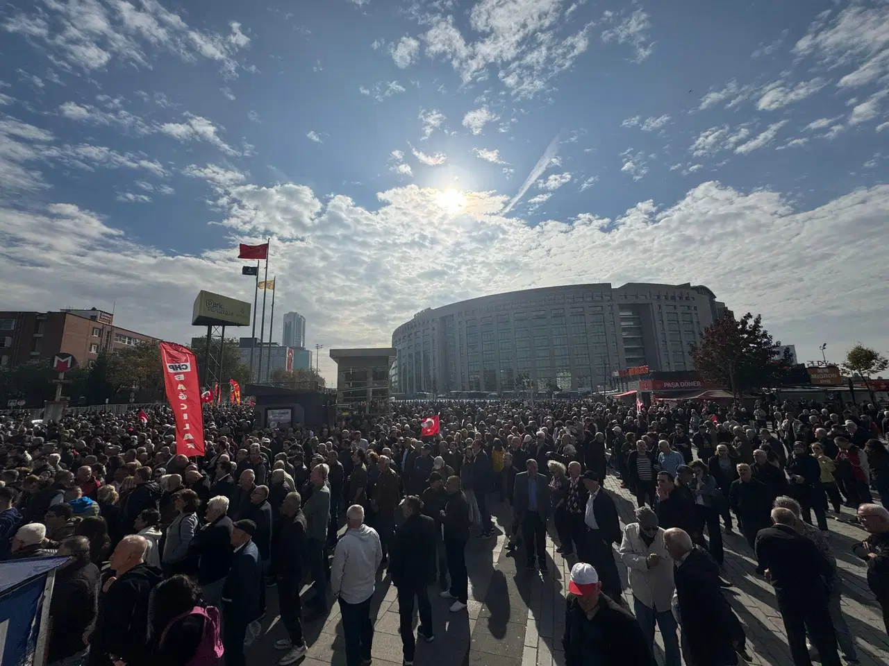 Çağlayan Adliyesi önünde toplananlar