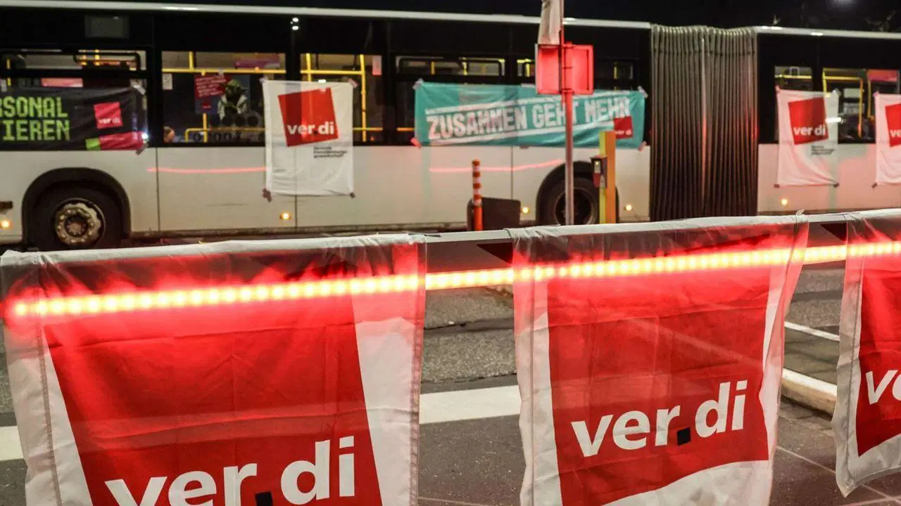 Almanya’da toplu taşıma grevi: Şehirlerde trafik kaosu