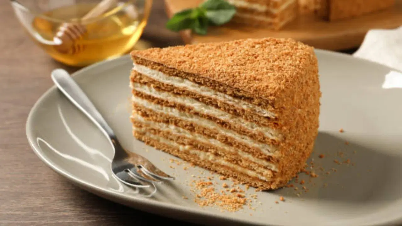 Çay saatlerine çok yakışan enfes lezzet: MasterChef medovik pasta tarifi