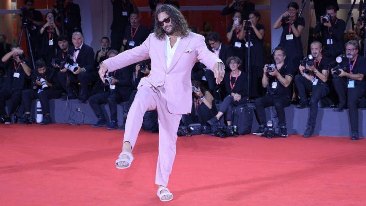 Jason Momoa Venedik kırmızı halısında pembe terliklerle yürüdü