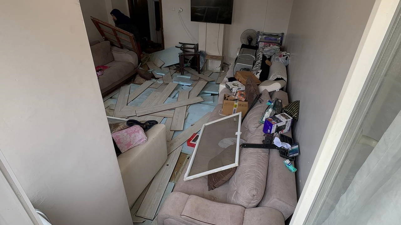 Yer: Elazığ... Sağanak ve dolu sonrası bodrum katını su bastı: Eşyalarının üzerine basarak içeri girdiler