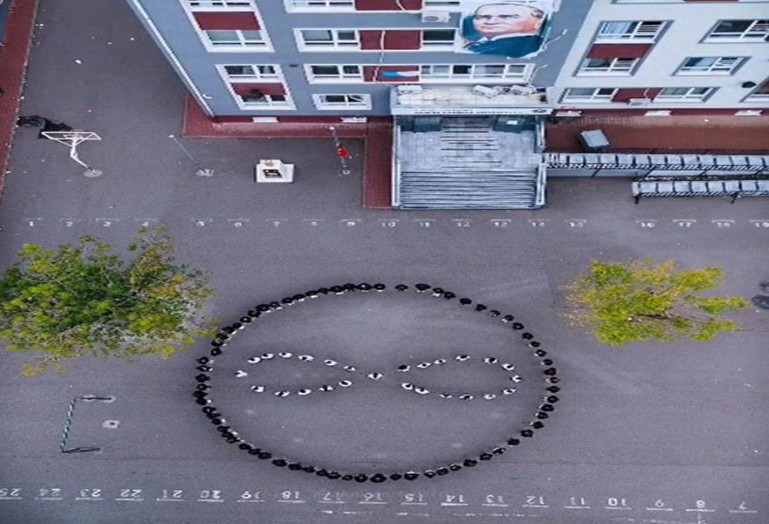 Bursa’da öğrencilerden duygulandıran '10 Kasım' koreografisi: Atatürk imzası ve 1938 yılı canlandırıldı