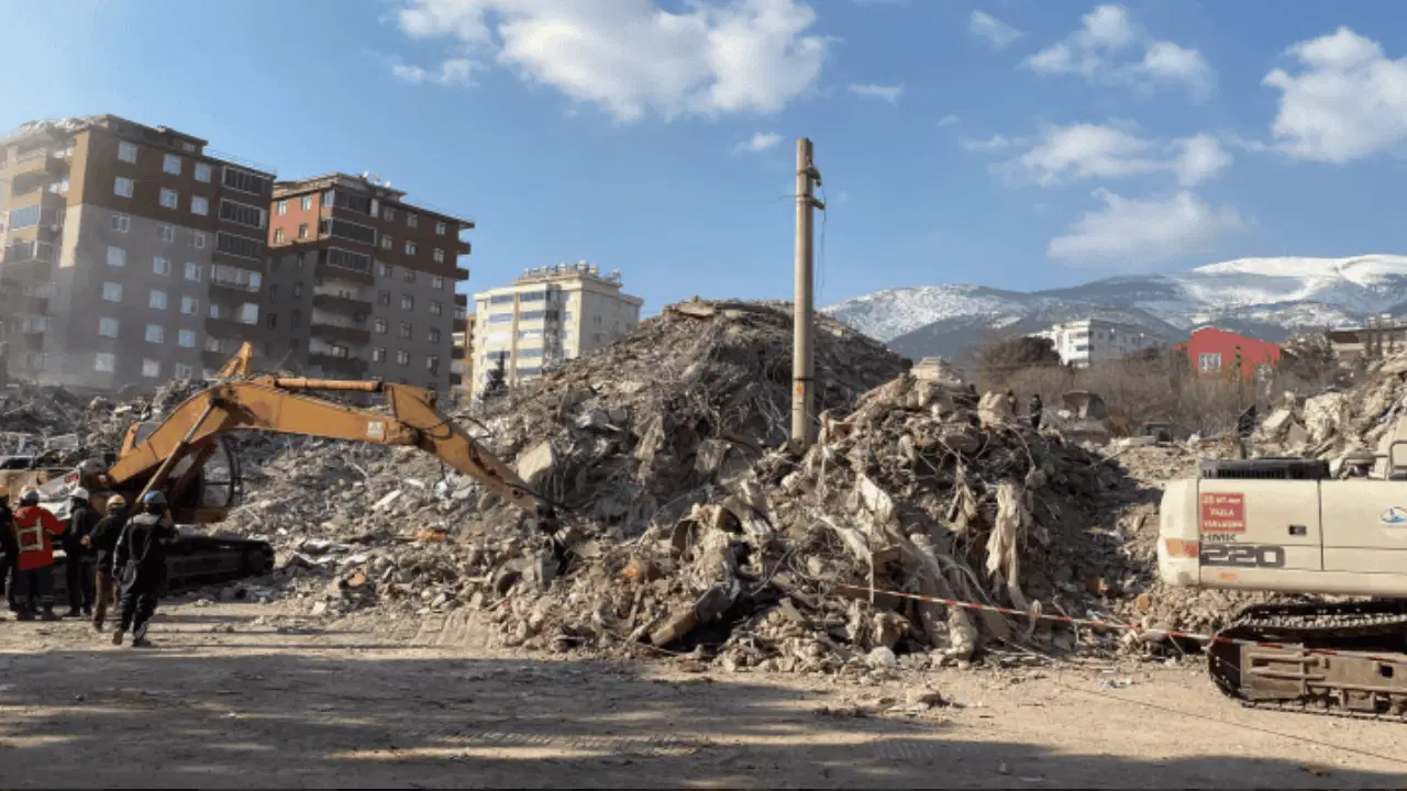Depremde 151 kişiye mezar olan Palmiye Sitesi davasında 18 yıl hapse çarptırılan firari müteahhit: 'Hakkımdaki yakalama kararını kaldırın'