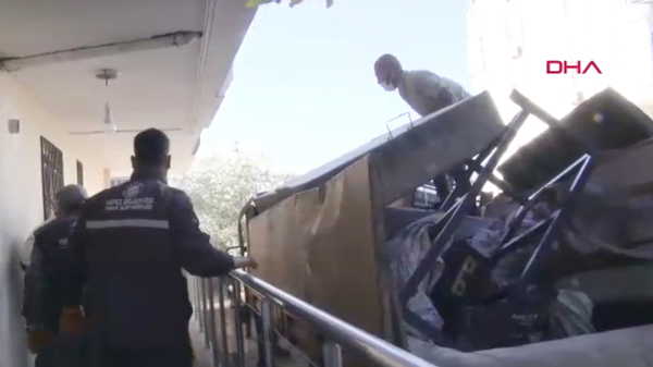 Antalya'da evden 1 kamyon çöp çıkarıldı