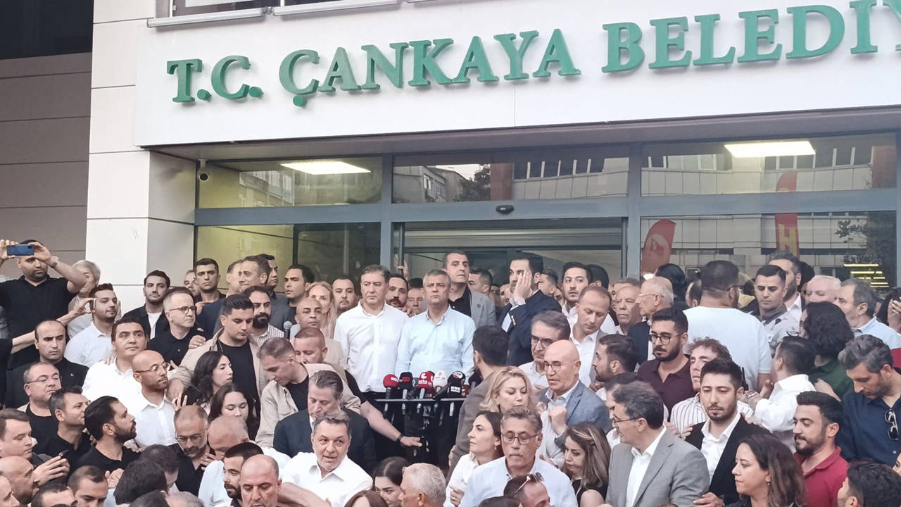 Gözaltına alınan Çankaya Belediye Başkanı Güner'e destek yürüyüşü... Özgür Özel, Erdoğan'a seslendi: 'Masumların canını yakma, gel benimle uğraş!'