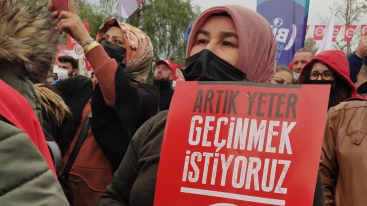 DİSK-AR raporuna göre, yılın üçüncü ayında asgari ücret 2 bin 819 lira değer kaybetti