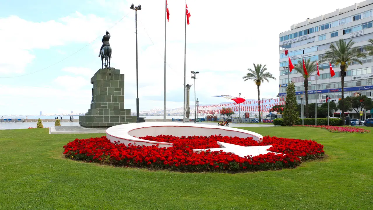İzmir yaza çiçek açarak hazırlanıyor