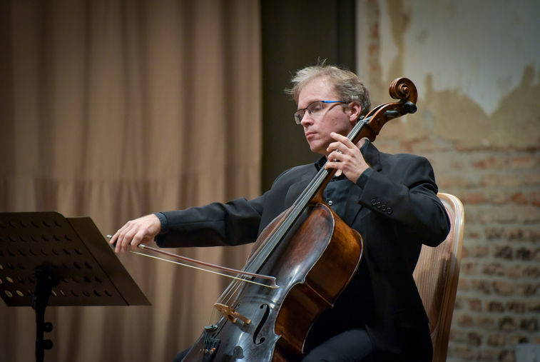 Haber: Viyolonsel ile Sınırlar Ötesinde