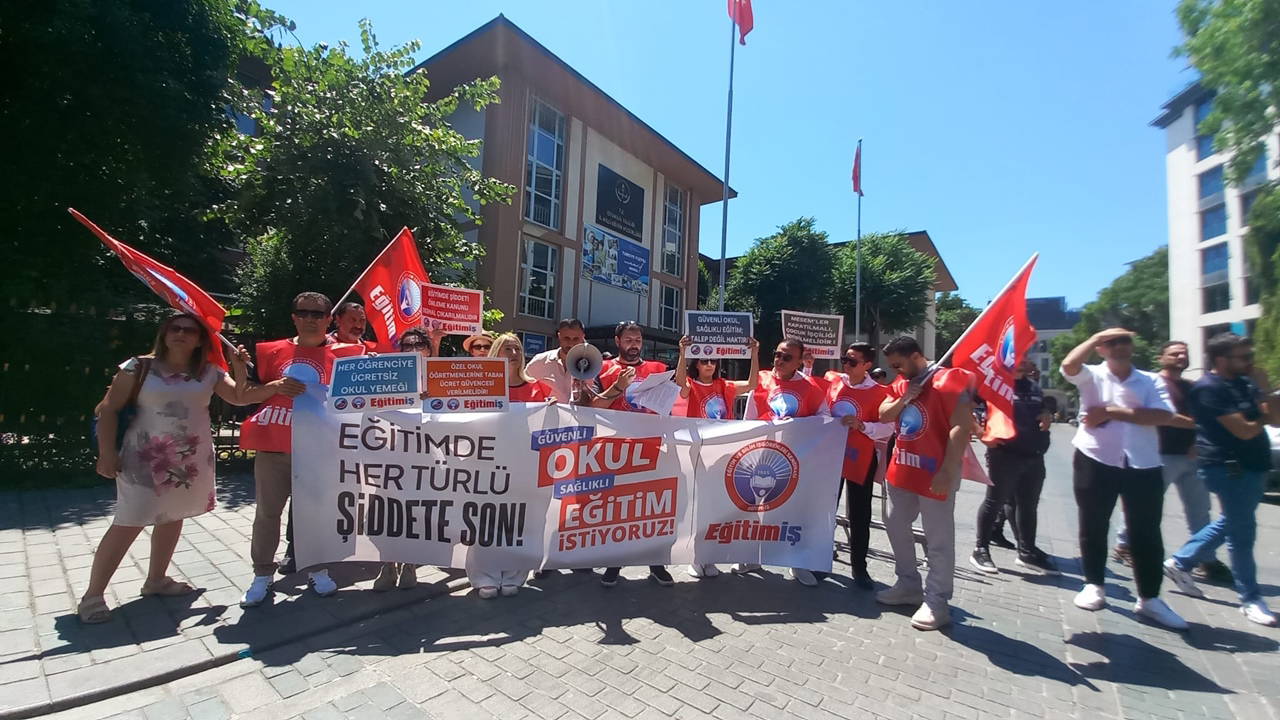 Eğitim-İş, İstanbul İl Milli Eğitim Müdürlüğü önünden seslendi: 'Eğitim sistemi ideolojik şiddet aracına dönüştü'