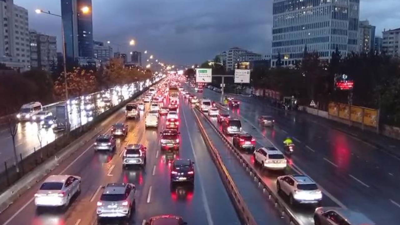 Yağışlı hava etkili oluyor: İstanbul'da trafik felç oldu!
