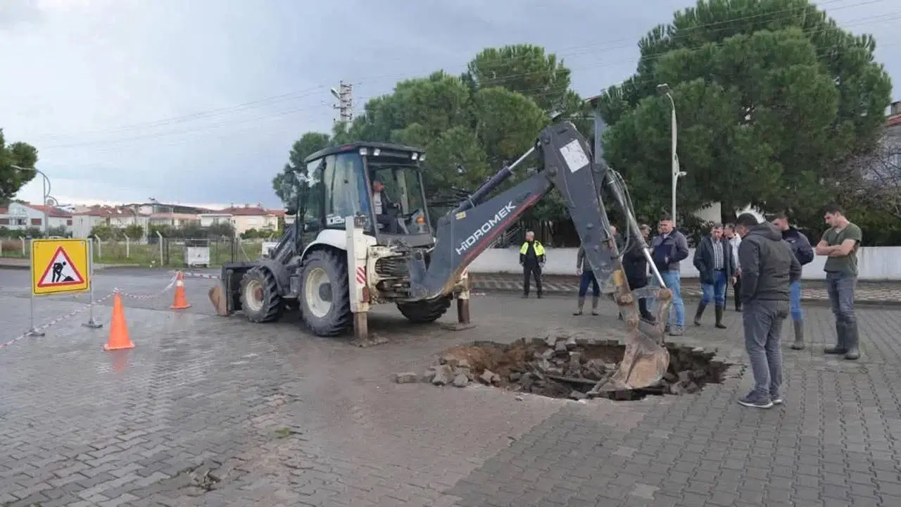 Burhaniye'de sağanak yağış: Kanalizasyon hattında çökme meydana geldi